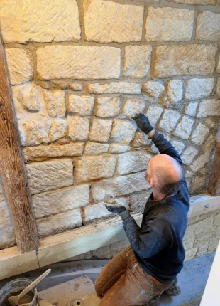 Die Sandsteinwand im Erdgeschoss beim Freilegen