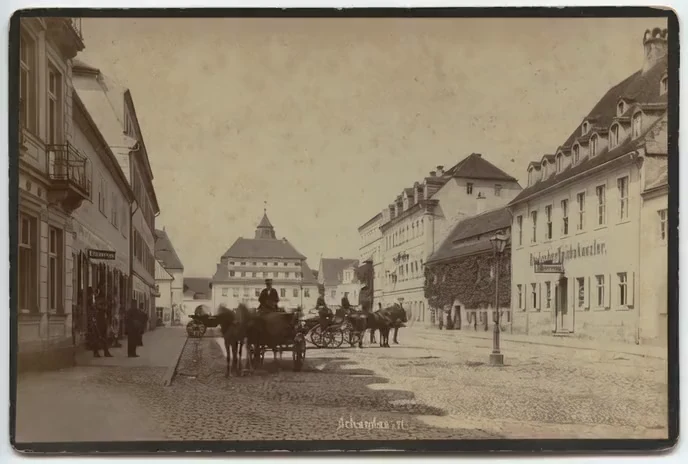 Historischer Marktplatz von Schandau mit Pferdekutschen