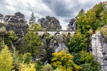 Die Basteibrücke zwischen den Sandsteinfelsen