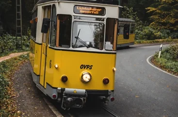 Gelbe Kirnitzschtalbahn auf ihrem Weg ins Tal