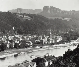 Historischer Blick auf Bad Schandau mit Kirche und Elbufer