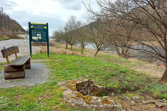 Rastbank und Infotafel am Caspar-David-Friedrich-Weg über der Elbe