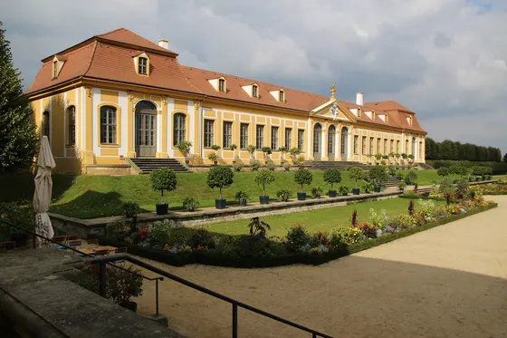 Der gelbe Orangeriebau und die Gartenterrassen von Großsedlitz