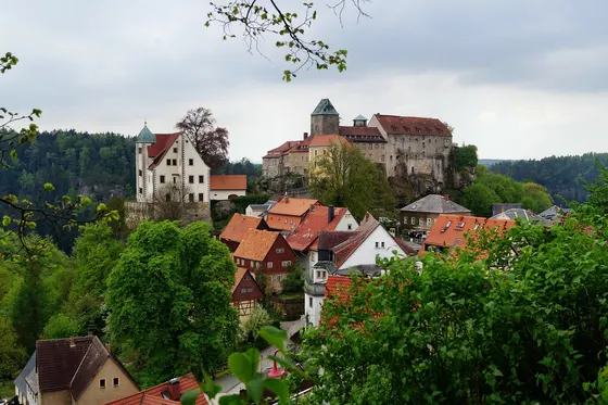 Burg Hohnstein über den Dächern der Stadt