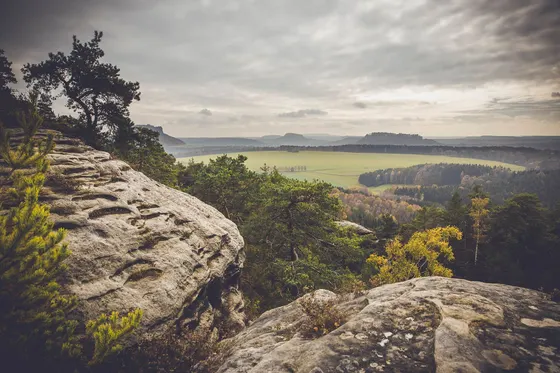 Aussicht von Sandsteinfelsen über die Ebene der Sächsischen Schweiz