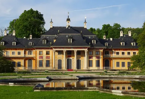 Das Bergpalais von Schloss Pillnitz mit Wasserbecken im Park