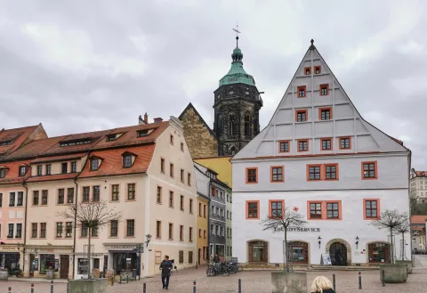 Marktplatz in Pirna mit dem Turm der Stadtkirche St. Marien
