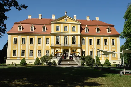 Die gelbe Fassade des Barockschlosses Rammenau