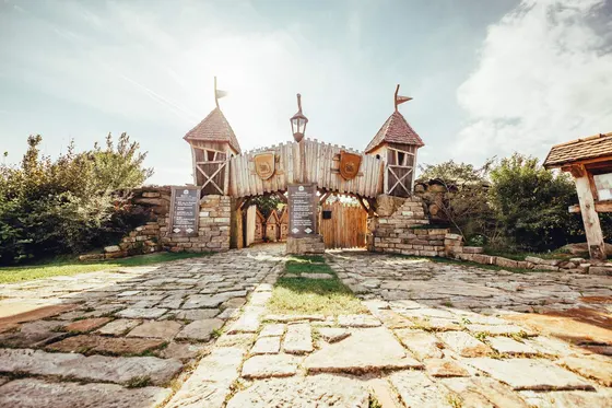 Das hölzerne Burgtor der Erlebniswelt Steinreich