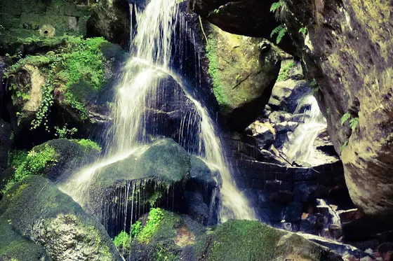 Der Lichtenhainer Wasserfall zwischen bemoosten Felsen
