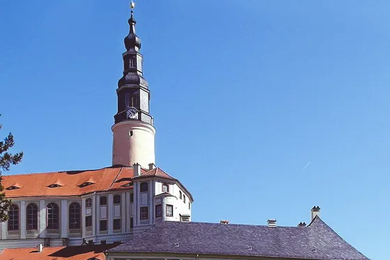 Schloss Weesenstein mit Turm über dem Garten