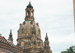 Die Dresdner Frauenkirche mit Kuppel bei Tageslicht