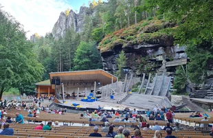 Die Felsenbühne Rathen mit Bühne und Zuschauerrängen