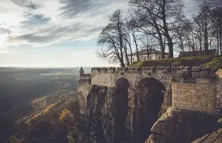 Festungsmauer der Festung Königstein mit Brückenbögen über dem Elbtal im Herbst