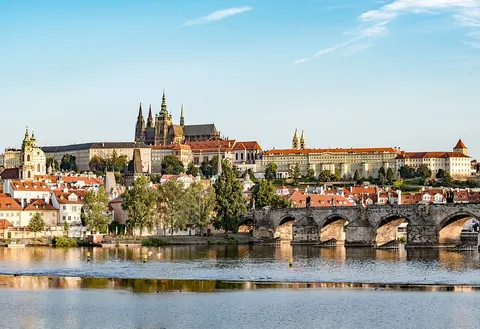 Die Karlsbrücke und die Prager Burg über der Moldau
