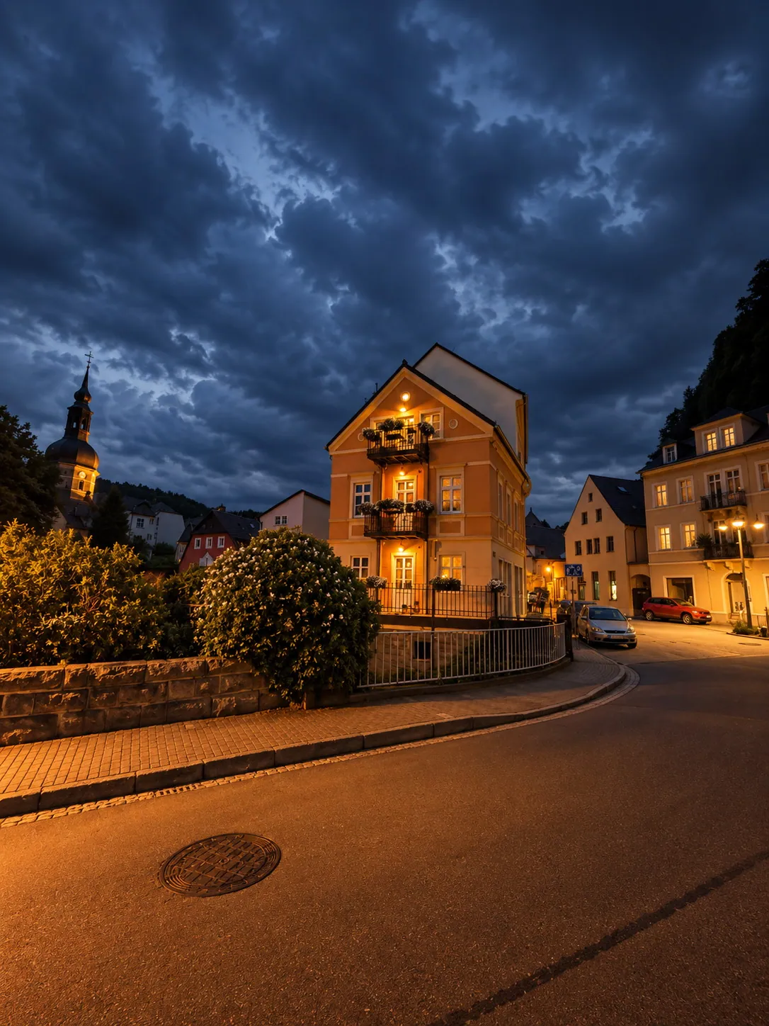 Das Obscuratorium bei Nacht mit beleuchteter Straße und Laternen