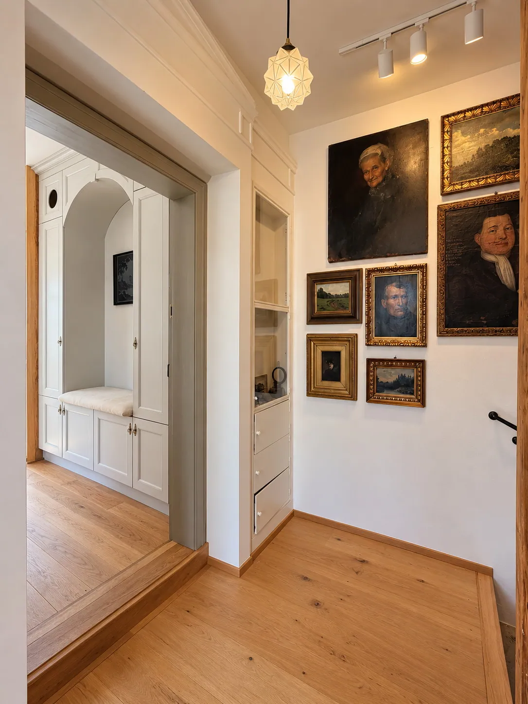 Flur mit Bildergalerie im Obscuratorium