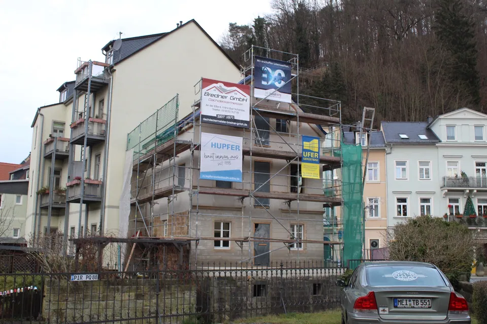 Eingerüstet, die Kirnitzschseite im Winter