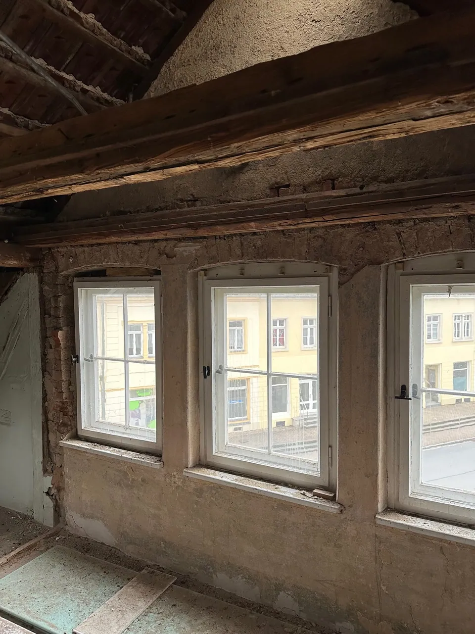 Freigelegte Balken an der Fensterreihe