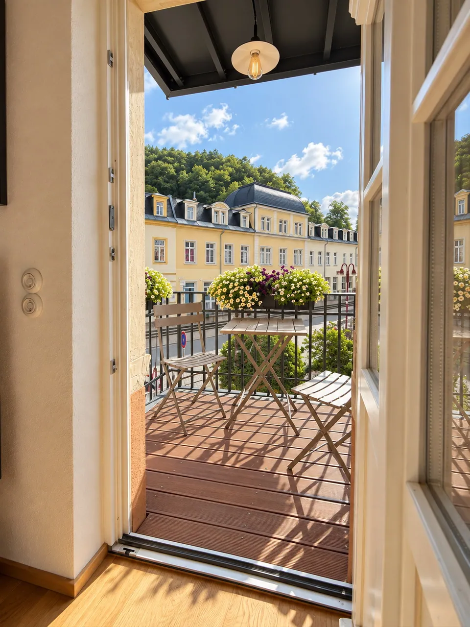 Offene Balkontür der Beletage mit Blick über die Stadt