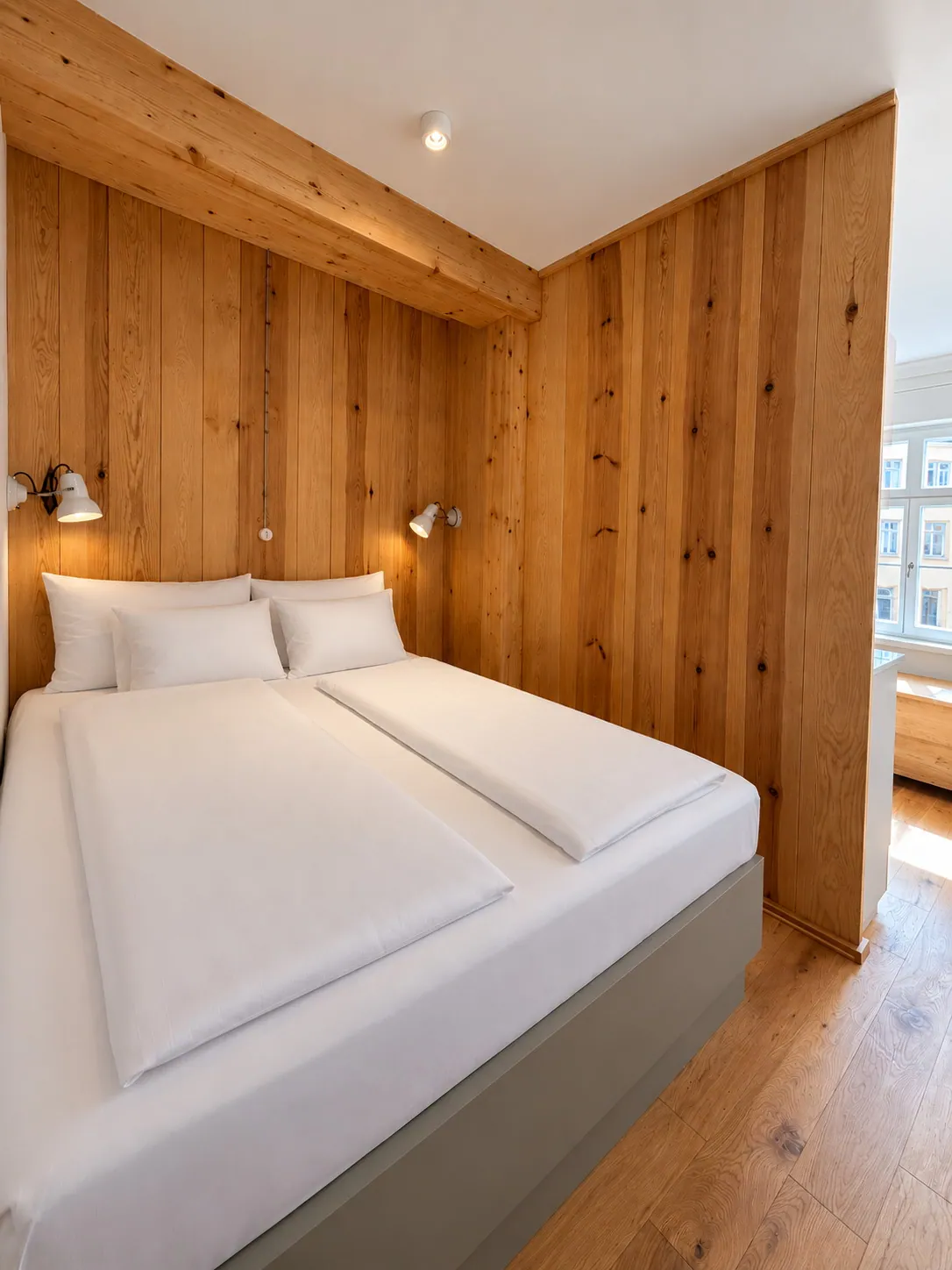 Schlafzimmer mit Holznische in der Beletage