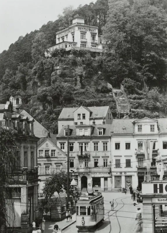 Historische Aufnahme: Bad Schandau, Ortskern mit Straßenbahn, darüber die Schlossbastei